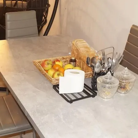Leeshan's Breakfast Included Apartment
